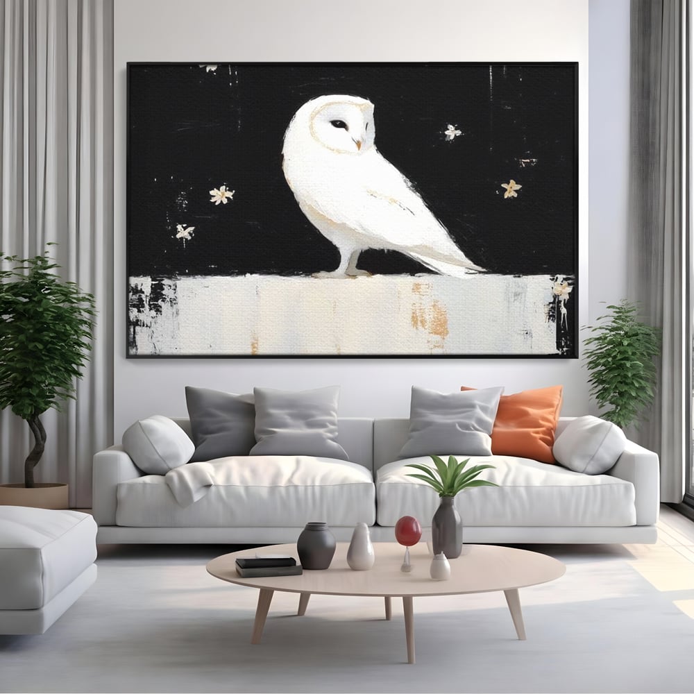Tablou canvas cu tablou canvas cu bufnita alba, in rama de aluminiu negru, pe perete intr-un living